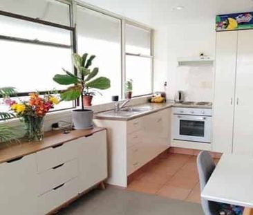 Sunny apartment + Secure carpark - Photo 5