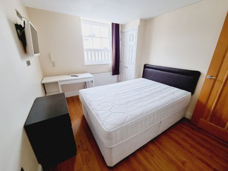 9 Bed Student Accommodation - Photo 4