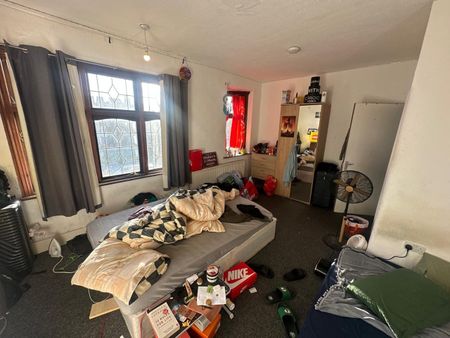 4 Bed Terraced House, Eastern Avenue, IG4 - Photo 2