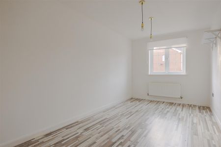 To Let 4 Bed House - Photo 2