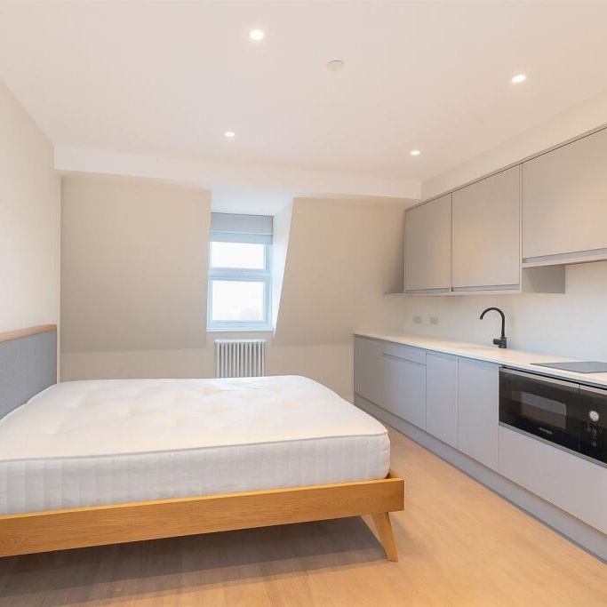 Studio Flat, High Road, N12 - Photo 1
