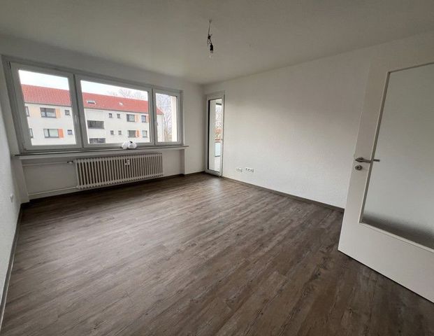 Frisch renovierte 4-Zimmer-Wohnung im 2. Obergeschoss mit großem Balkon - Photo 1