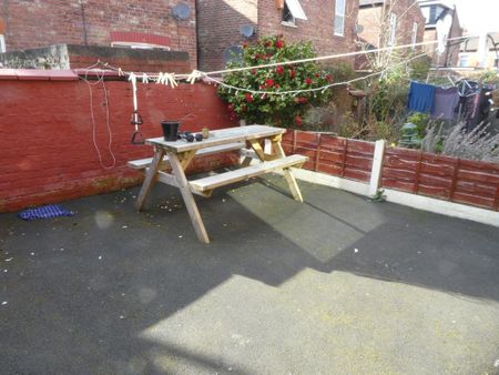 4 bedroom semi-detached house to rent - Photo 2