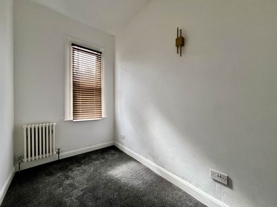 Guide Price £2,600 pcm - Available Now - Part Furnished - Photo 1