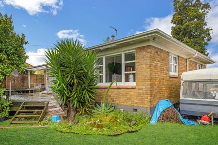 Charming 3-Bedroom Home with Spacious Yard - Photo 3