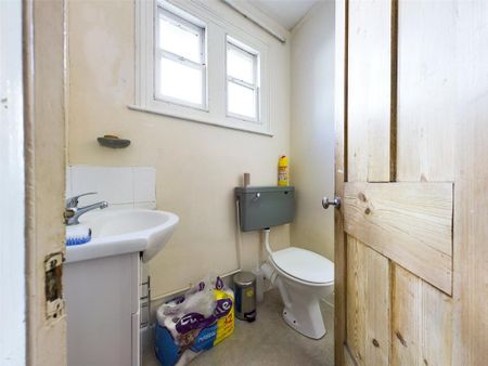 4 bedroom end of terrace house to rent - Photo 2