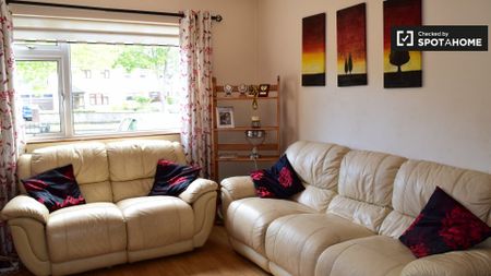 Light room in 4-bedroom apartment in Dublin - Photo 3