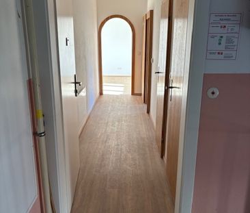 Helle 2-Zimmer-Wohnung im letzten Obergeschoss mit Loggia - Foto 3