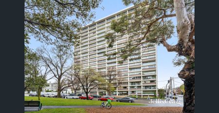 Spacious And Light-Filled Living With City Views - Photo 5