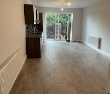 2 Bed Flat, Wayside, NW11 - Photo 2