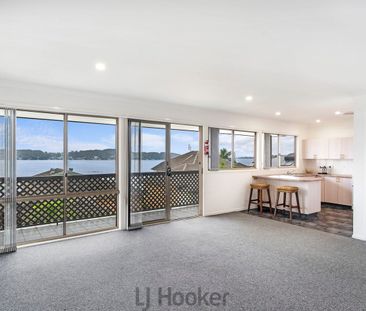 Breathtaking Lake Views – Relaxed Lakeside Living - Photo 2