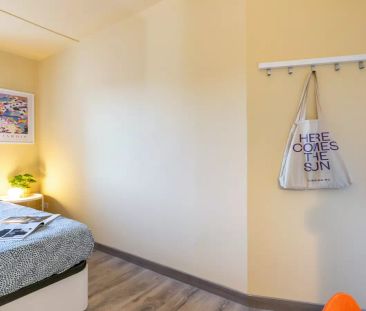 Room in a shared 5-bedroom apartment for rent in la Dreta de l'Eixample, perfect for females. - Foto 4