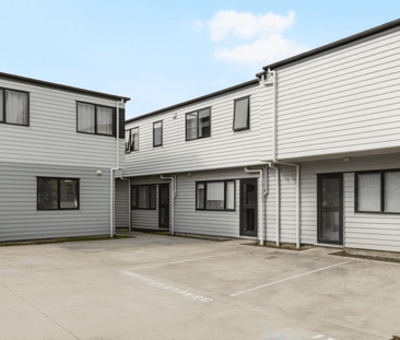 Townhouse in a convenient location! - Photo 2