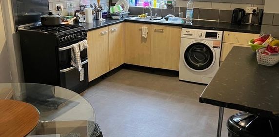 Room in a Shared House, Reynell Road, M13 - Photo 2