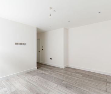 To Let 1 Bedroom Flat - Photo 2