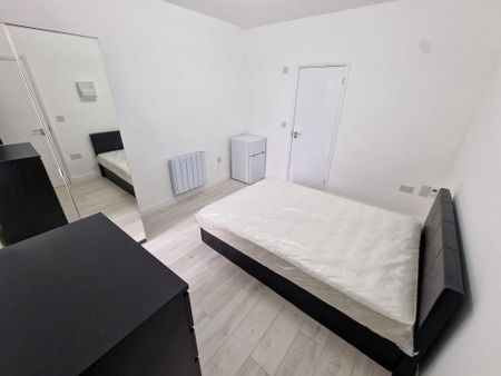 Studio to rent - Photo 2