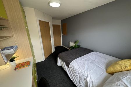 1 bedroom in a flat share to rent - Photo 3