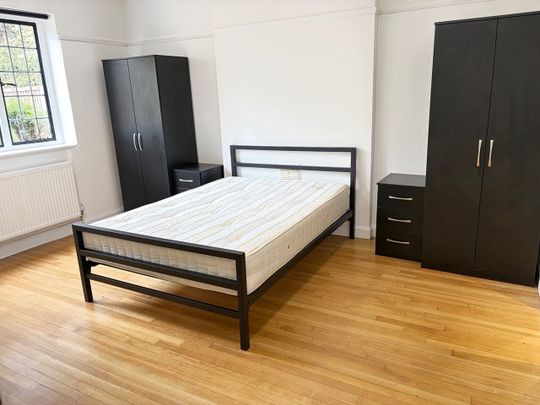 Room in a Shared House, Very Near The Common Green Area, W5 - Photo 1
