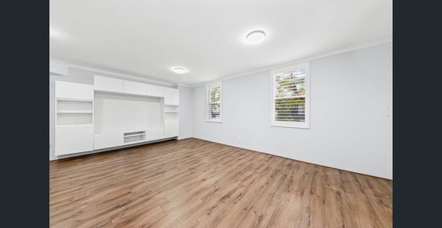 Townhouse-like apartment with large sunny rooftop terrace & parking - Photo 1