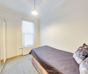 Four Bed Two Bath Victorian Converted Split Level Flat to Rent in L... - Photo 4