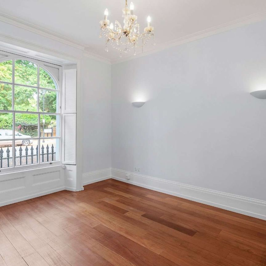 A stunning two bedroom newly renovated garden flat on Myddelton Square - Photo 1