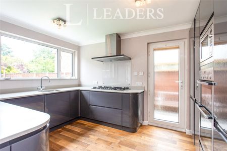 4 bedroom house to rent Coniston Way, Reigate, Surrey, RH2 - Photo 4