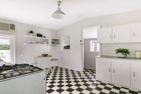 Delightful Family Home in Prime Willoughby Location - Photo 3