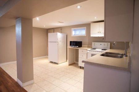 For Lease - 126 LONGFORD Drive, Newmarket, Ontario - Photo 5
