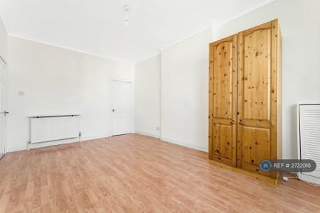 3 bedroom flat to rent - Photo 5