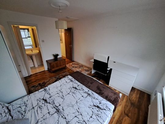 Room in a Shared Flat, Brabazon St, E14 - Photo 1