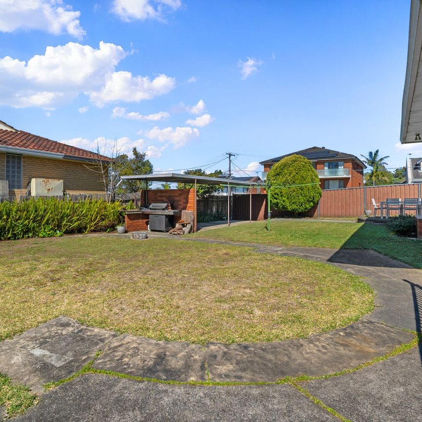 Three bedroom family home - Photo 1