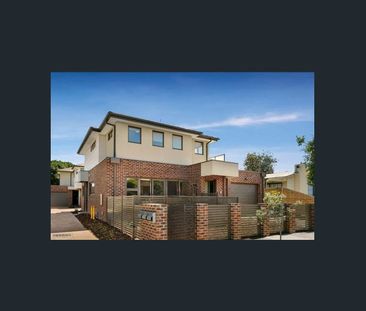 Stylish 2 Bedroom Coastal Townhouse - Photo 1