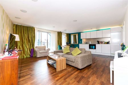 One of the largest (690sqft) one bedroom apartments within this secure modern development in Islington. - Photo 4