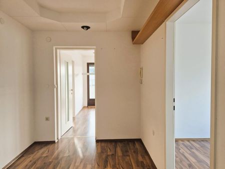 Leonding - Gaumberg! Sonnige und ruhig gelegene 3-Zimmer-Wohnung, 79 m² inkl. Loggia, Küche möbliert, Parkplatz! - Photo 3