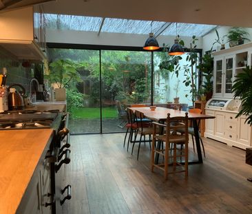 Spacious student room with sunny terrace in renovated house - Photo 2