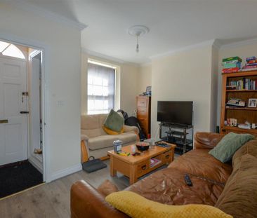 4 bedroom end of terrace house to rent - Photo 2