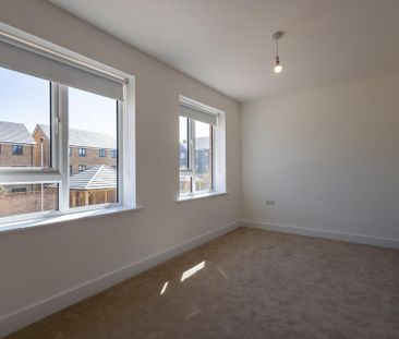 2 bedroom end of terrace house to rent - Photo 2