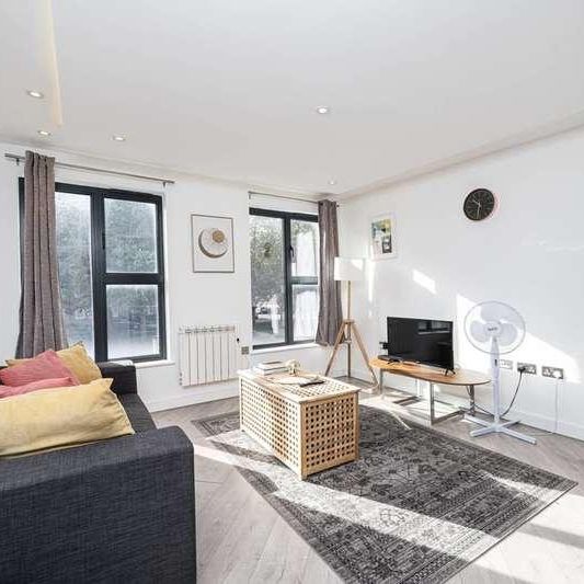 Mile End Road, Stepney, E1 - Photo 1