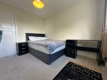 1 bedroom in a house share to rent - Photo 2