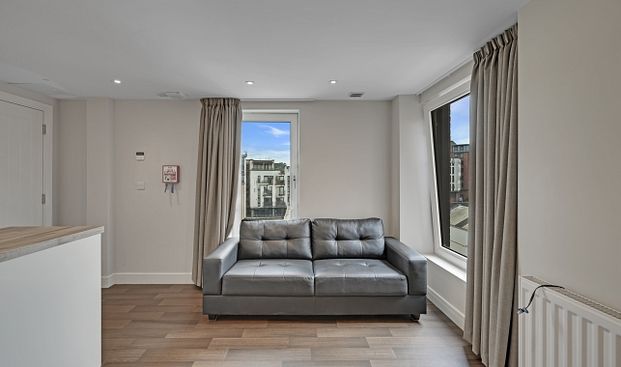 Beautiful 3-Bedroom, 3-Bathroom City Centre Apartment Near Hallam University - Photo 1