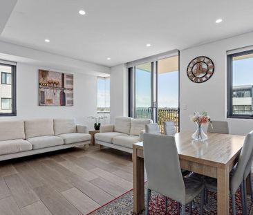 Two bed apartment with stunning city skyline views! - Photo 3