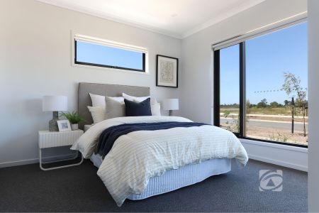 WELL-PRESENTED FOUR-BEDROOM TOWNHOUSE WITH PRIVATE COURTYARD - Photo 3