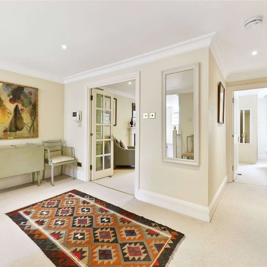 This splendid property situated on the top floor of a beautiful Pimlico period house offers 2 double bedrooms, study, 2 bathrooms, a separate kitchen and lovely views over the square. - Photo 1
