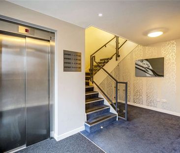 A spacious modern apartment set in vibrant Sevenoaks - Photo 2