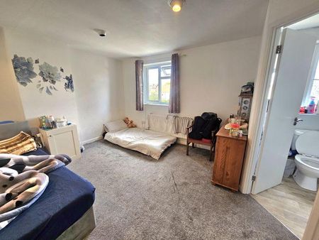 6 bedroom semi-detached house to rent - Photo 2