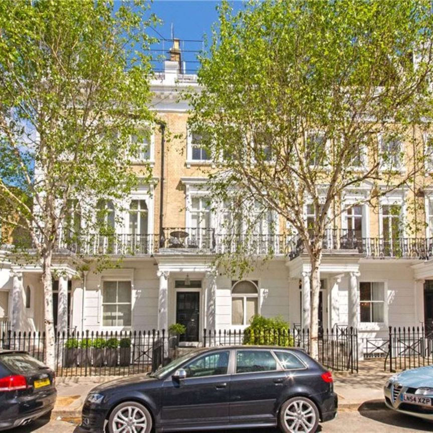 A fantastically located studio flat with shared bathroom facilities. The property has it's own kitchenette. - Photo 1