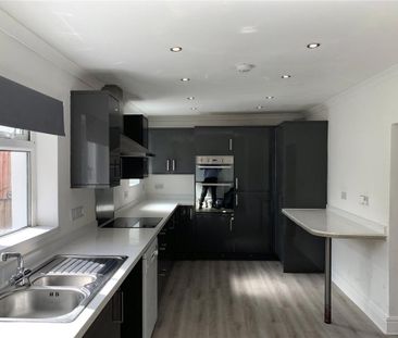 2 bedroom end of terrace house to rent - Photo 2