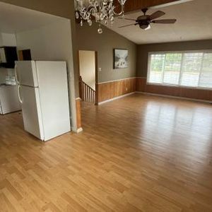 Spacious 3 Bedroom Upper - Photo 2