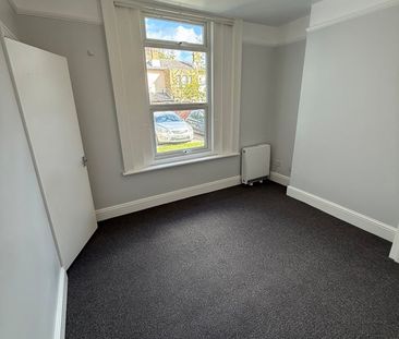 1 Bed Flat, Lawn Road, SO17 - Photo 2