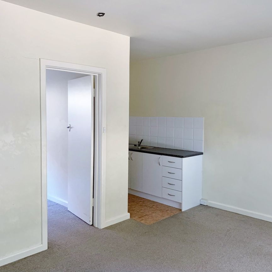 WELL POSITIONED GROUND FLOOR 1 BEDROOM APARTMENT - Photo 1